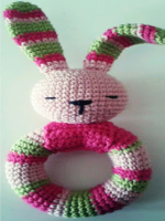 http://gateandocrochet.blogspot.com.es/2016/06/patron-sonajero-conejito-amigurumi.html