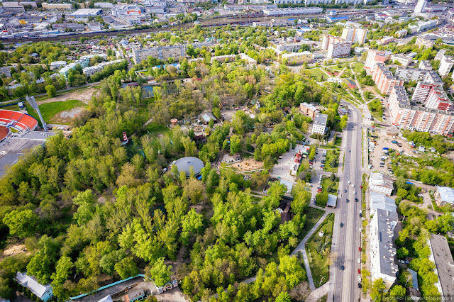 Парк, дорога вдоль парка и город - вид сверху