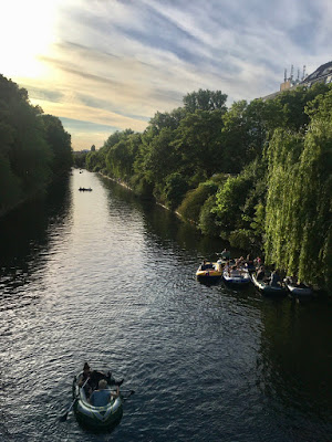 Wasser, Himmel, viele Boote, manche aneinandergebunden