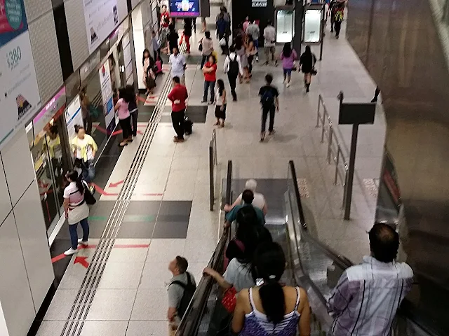 新加坡人喜歡在扶手電梯靠左邊企