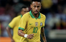 Neymar vestido com camisa de seleção brasileira