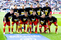 F. C. BARCELONA - Barcelona, España - Temporada 2013-14 - Pedro, Mascherano, Pinto, Busquets y Piqué; Messi, Alves, Neymar, Cesc Fábregas, Xavi y Jordi Alba - R. C. D. ESPANYOL 0, F. C. BARCELONA 1 (Messi) - 29/03/2014 - Liga de 1ª División, jornada 31 - Barcelona, estadio de Cornellá el Prat - Los jugadores llevan una camiseta de apoyo a Víctor Valdés, gravemente lesionado en el partido anterior