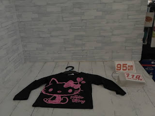 中古品　子供服　９５ｃｍ　ブラック×キティちゃんプリント　長袖Ｔシャツ　１１０円