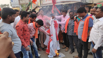 शिवसैनिकांनी आमदार पाटणी यांचे पोस्टर्स चपलीने तुडविले