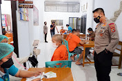   Kapolres Tana Toraja Meninjau Jalannya Vaksinasi Bagi 18 Tahanan Rutan 