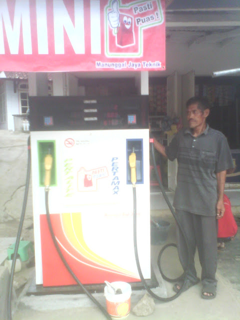 Pemasangan pom bensin mini di tempat bapa uloh kabupaten bandung