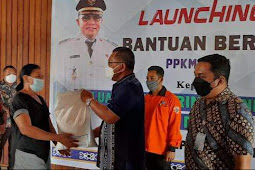 Petrus Fatlolon Salurkan Beras PPKM di Tanimbar 