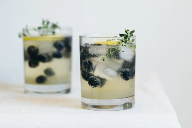 Limoncello Prosecco with Blueberries and Thyme #summer #drink