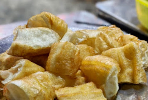 The chinese bread available at Banh Canh Cua 87 in Tan Dinh ward