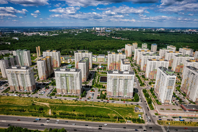 Жилищный комплекс из многоэтажек на фоне парка