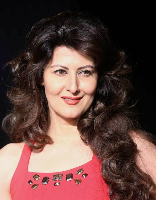 Bollywood actress hot thighs in red color short dress Sangeeta bijlani