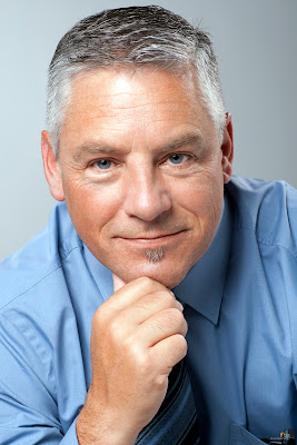 Portrait homme affaires en cravate rapproché yeux bleus cinquantaine 