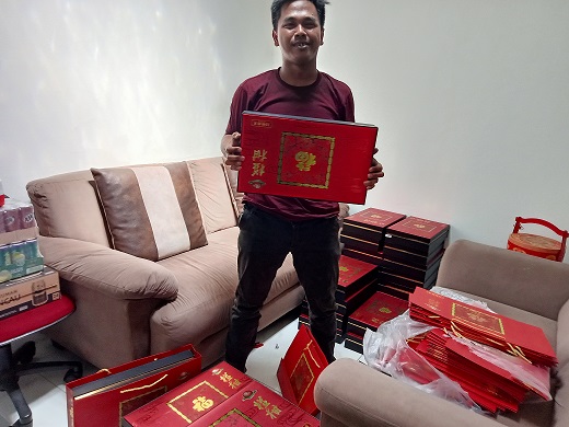 Staff Hans Jaya, Dapat Parcel Imlek