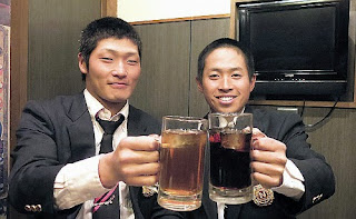 大谷の高校時代のチームメート、佐々木さん（左）と千葉さんが勝利を祝いソフトドリンクで乾杯