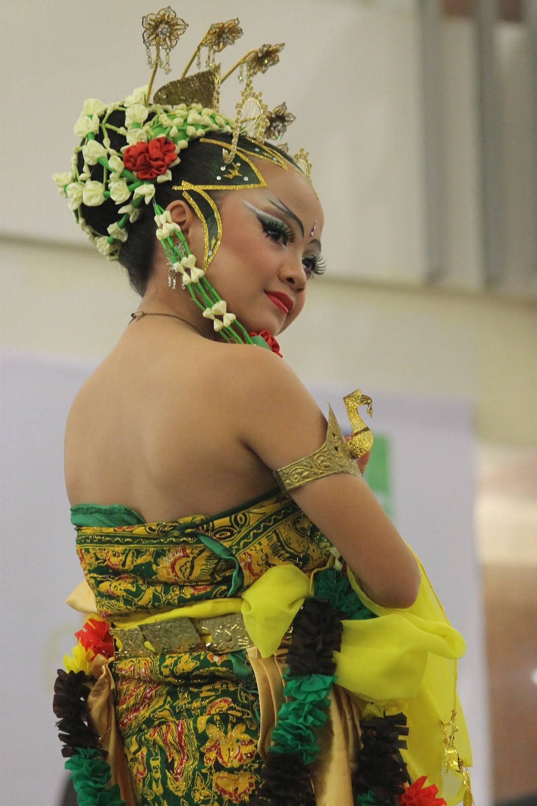 Lomba Fashion Show Baju Adat Daerah Kategori A