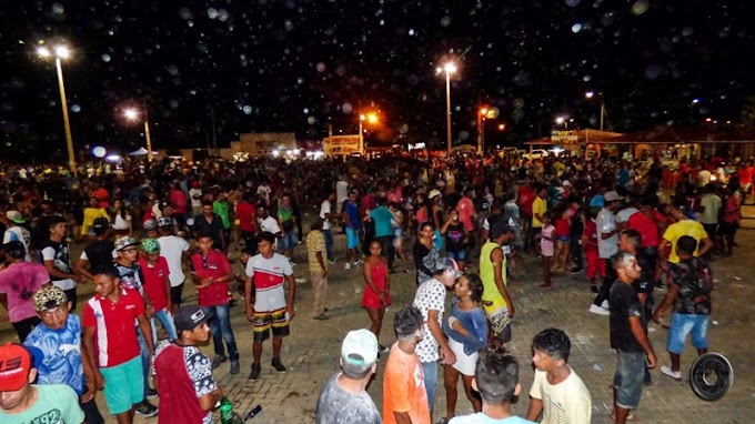 Primeira noite do CarnaCocal anima foliões na Praça de Eventos