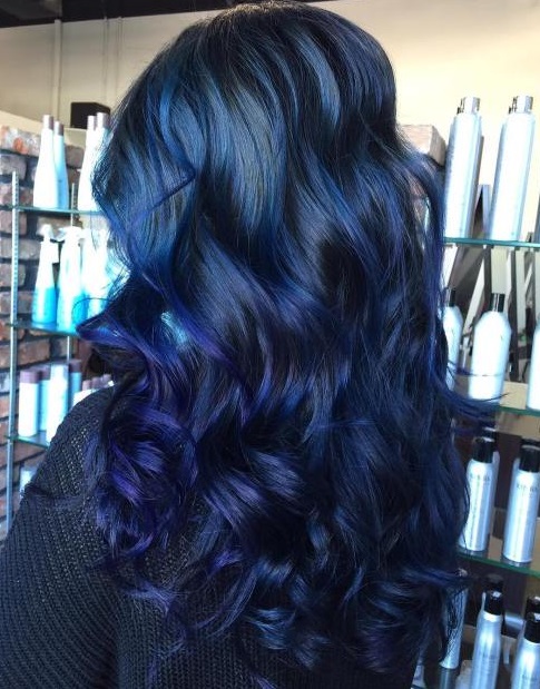 model rambut wanita panjang gelombng warna biru