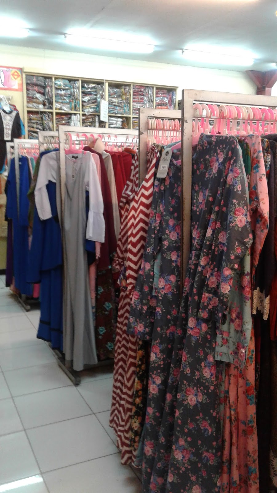 Contoh Display  Gamis  Dengan Rak  Gantung