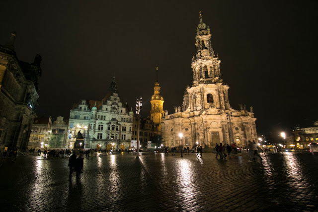 Katholiske Hofkirke (Cattedrale) di notte-Dresda