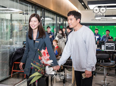 Ji Sung & Lee Bo Young Saling Kunjungi Lokasi Syuting