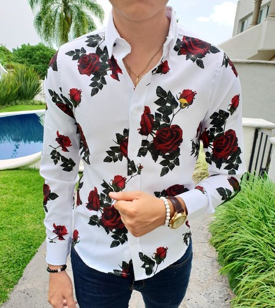 Camisa slim fit blanca de rosas vino