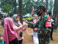 Babinsa Paguyangan Bersama Petugas Gabungan Beri Himbauan Untuk Memakai Masker Di Tempat Wisata