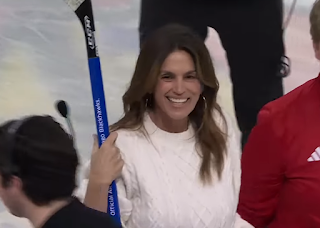 Cindy Crawford sinks center ice shot, Red Wings vs. Blackhawks, 2/25/2024