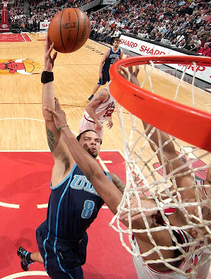 derrick rose dunking pictures. derrick rose dunks on dragic.