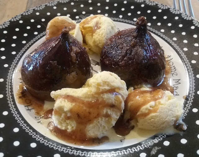 alt="figues caramélisées et glace à la vanille"