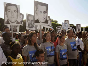 Familiares de las victimas del avión de Cubana de Aviación saboteado en Barbados en 1976, durante la conmemoración del Día de las Víctimas del Terrorismo de Estado, realizada ante el Panteón de las Fuerzas Armadas Revolucionarias, en el Cementerio Colón, en La Habana, Cuba, durante el 6 de octubre de 2014.