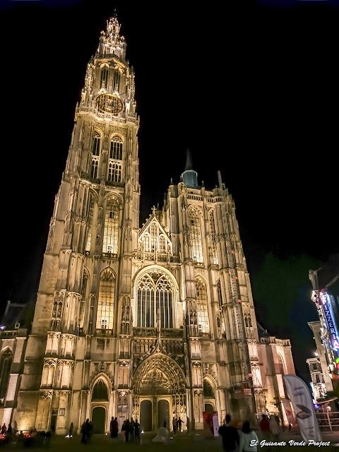 Fachada Catedral de Nuestra Señora (noche) - Amberes por El Guisante Verde Project