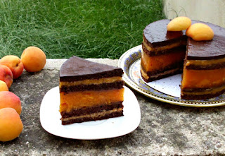 Meruňkový dort s marcipánem a čokoládovou polevou