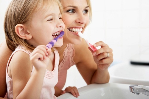 Vệ sinh răng miệng sạch sẽ hàng ngày sẽ ngăn ngừa được vi khuẩn gây ra các bệnh lý về răng miệng cho trẻ