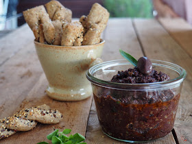 Tapenade de inteso sabor mediterráneo: olivas negras, alcaparras, anchoas, tomates secos, orégano, ... con unos palitos integrales de semillas