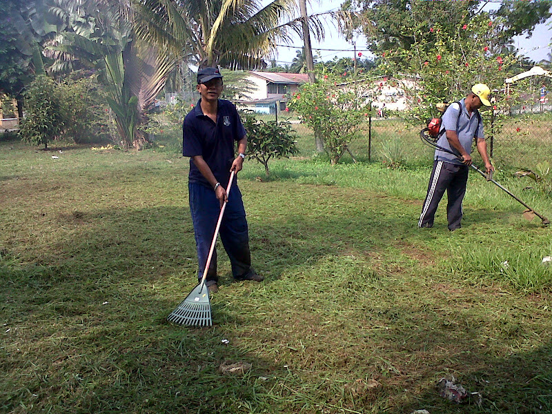  Gambar Menyapu  Sampah Image