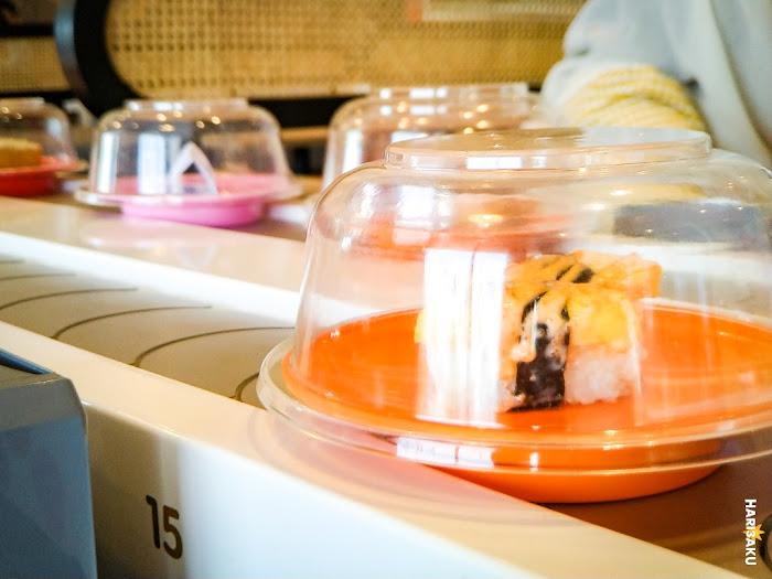 Sushi di atas conveyor belt