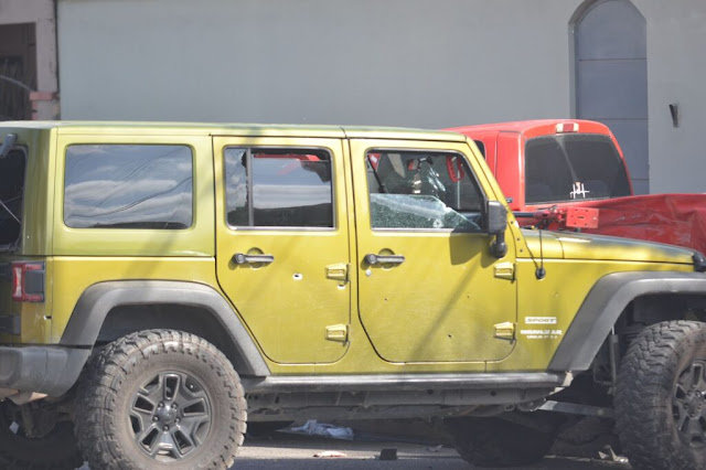 Sicarios les disparan mas de 20 veces a mujer y hombre que viajaban a bordo de Jeep en Tijuana