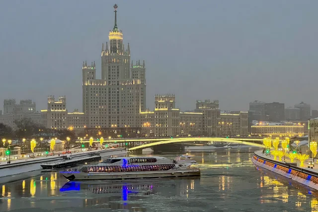 Зарядье, вид с «Парящего моста», Москва-река, высотный жилой дом на Котельнической набережной, Большой Устьинский мост