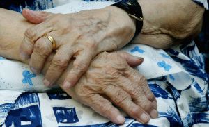 Imagen de acceso a la tarea en la que se muestran unas manos de una mujer mayor con artrosis ¿Federica?