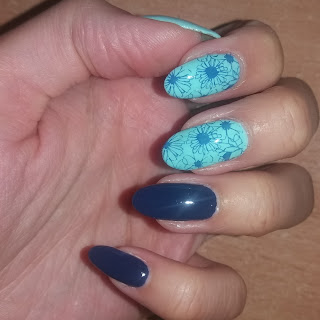 #05 Blue nails