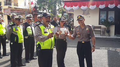 Berdedikasi Tinggi Kapolsek Kuta Utara Berikan Reward Anggotanya