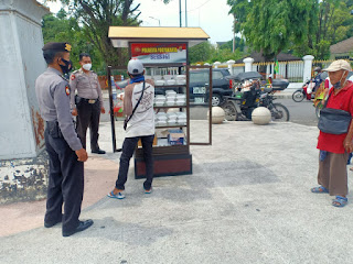 Program Polresta Berbagi, Polsek Mantrijeron Bagikan Nasi Kotak Kepada Masyarakat di Simpang Ngejaman 