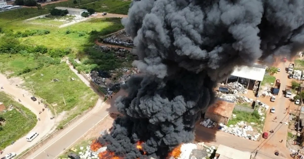 INCÊNDIO DE GRANDES PROPORÇÕES ATNGE DEPÓSITO DE RECICLAGEM NO EXTREMO OESTE BAIANO