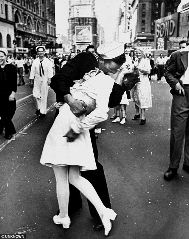 famous times square kiss. New York Times Square kiss