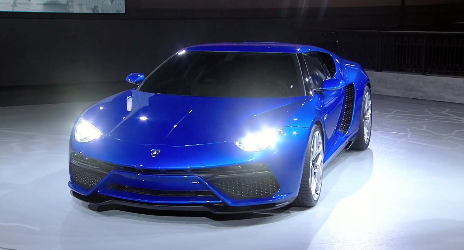 Lamborghini Asterion LPI 910-4: Live Photos and Videos