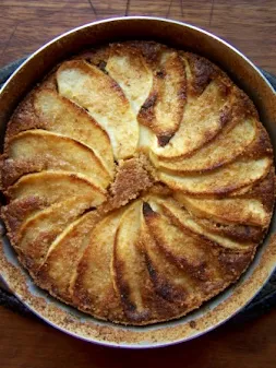 Torta di briciole di biscotti, mele e prugne secche