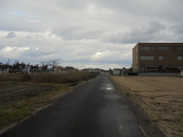 海岸に向かって歩きます、右手はよなご大平園