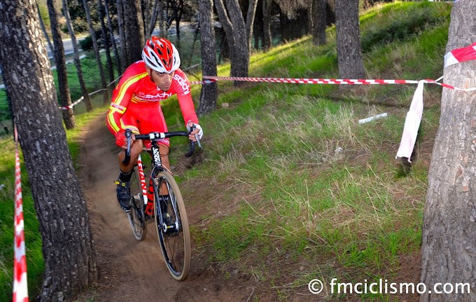 CARLOS HERNÁNDEZ SE IMPONE EN EL CICLOCROSS DE MEJORADA DEL CAMPO