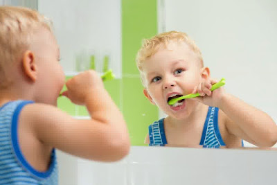 7 penyebab gigi berlubang dan sakit gigi berlubang Biasakan menyikat gigi sambil bercermin sehingga kebersihan gigi bisa dipantau
