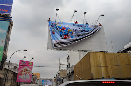 Aksi Nekat Pemasang Iklan Billboard Di Medan